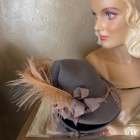 SHOWSTOPPER 1940s\' ENGLISH REGISTERED WIMBLEDON TAUPE FELT TILT HAT + FEATHERS main image 15